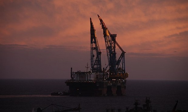 Qu&eacute; es el petr&oacute;leo, c&oacute;mo cotiza el Brent hoy, cu&aacute;nto consume Espa&ntilde;a y por qu&eacute; el precio del crudo determina lo que pagas en la gasolinera. Portal especializado desde 2003.