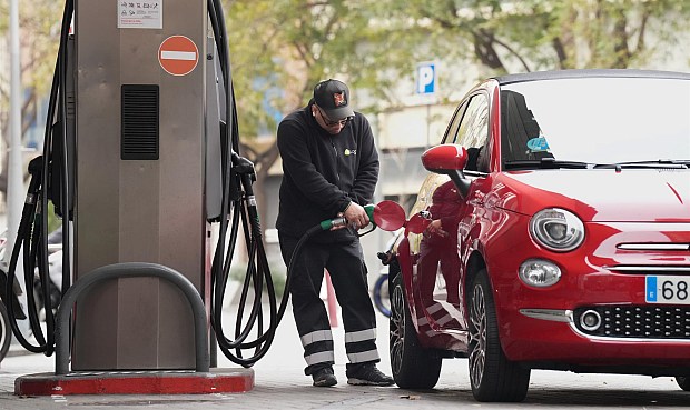 Este mes asciende el consumo de gasolinas (+15,5%), querosenos (+8,1%) y gas&oacute;leos (+3,6%), mientras desciende el de GLP (-11,7%) y fuel&oacute;leos (-8,5%). 