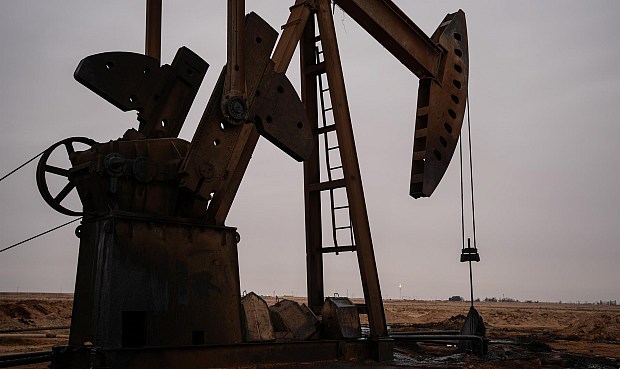 El precio del petr&oacute;leo Brent, de referencia en Europa, cae por debajo de los 105 d&oacute;lares, hasta los 104,50 d&oacute;lares, con un desplome cercano al 7%, a pesar de que el presidente de Estados Unidos, Donald Trump, haya indicado que no tiene prisa por alcanzar un acuerdo con Ir&aacute;n para acabar con la guerra.