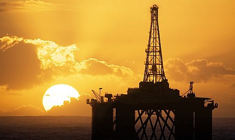 El precio del petróleo baja de los 83 dólares por los avances del acuerdo de paz entre EEUU e Irán