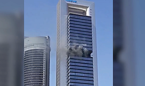 Desalojada la Torre Moeve de Madrid por un incendio con tres personas en búsqueda