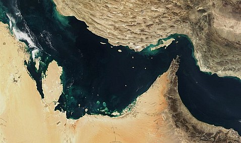 El petróleo roza los 74 dólares tras un ataque a un petrolero qatarí cerca del estrecho de Ormuz