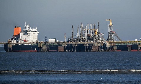 La AIE reduce sus previsiones sobre la producción petrolera de Rusia ante los ataques ucranianos a refinerías