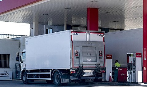 Los transportistas denuncian que las ayudas al gas&oacute;leo se reducir&aacute;n en septiembre a solo 5 c&eacute;ntimos por litro