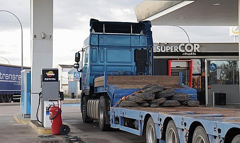 Transportistas denuncian que la rebaja fiscal del diésel no se está trasladando íntegramente a los precios