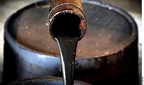 El petr&oacute;leo roza los 97 d&oacute;lares despu&eacute;s de ataques iran&iacute;es a posiciones estadounidenses en Kuwait y EAU