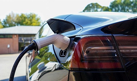 Los híbridos enchufables emiten seis veces más CO2 de lo que indican las pruebas oficiales, según T&E