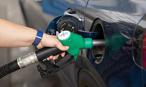 El precio del petróleo vuelve a escalar hasta los 107 dólares tras el cierre de un oleoducto en Arabia Saudí
