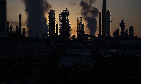 El petróleo baja de los 100 dólares por primera vez en más de diez días