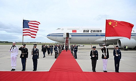 El petróleo escala a los 106 dólares a la espera de la reunión entre Xi Jinping y Trump en Washington