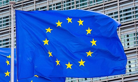 Bruselas avisa a Trump de que suspender las exportaciones de diésel a la UE "afectará negativamente" a ambos