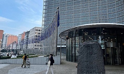 Bruselas propone retrasar un año las exigencias sobre emisiones de metano a los importadores de gas y petróleo