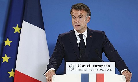 Macron dice que el acuerdo de Trump con Putin sobre el diésel ruso es "inapropiado" y genera "desconfianza"