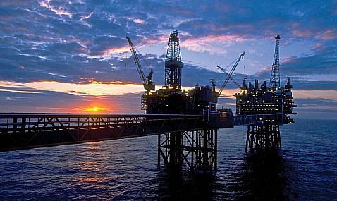 El petróleo rebasa los 111 dólares tras un ataque con muertos a un campo petrolífero de Saudi Aramco
