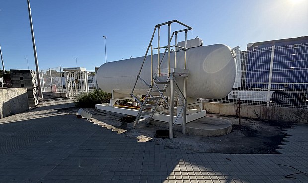 l activo incluye un aparcamiento para 102 camiones plenamente operativo, una estaci&oacute;n de servicio en fase avanzada de ejecuci&oacute;n y un parque petrol&iacute;fero certificado. 