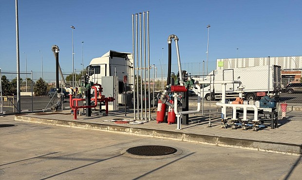 l activo incluye un aparcamiento para 102 camiones plenamente operativo, una estaci&oacute;n de servicio en fase avanzada de ejecuci&oacute;n y un parque petrol&iacute;fero certificado. 