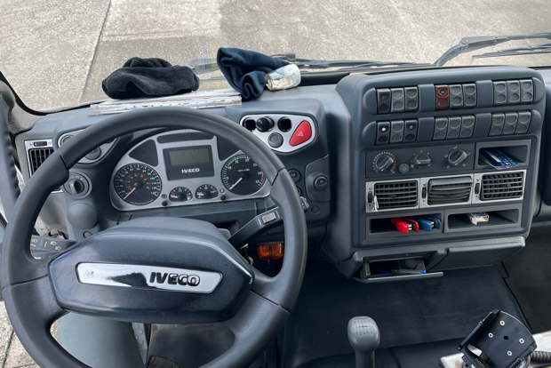 Se vende camión cisterna marca IVECO, capacidad 13.580 litros.